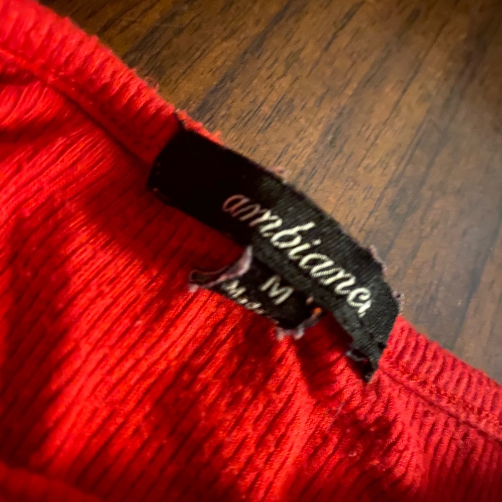 RED RUFFLED CROP TOP - Picture 2 of 3